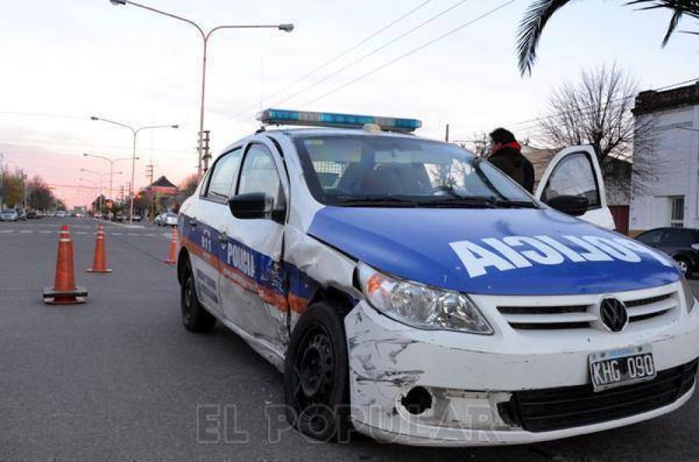 Violento choque entre un m�vil policial y un auto