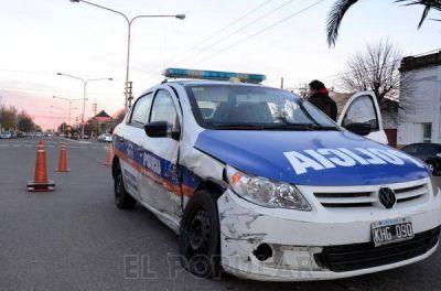 Violento choque entre un m�vil policial y un auto
