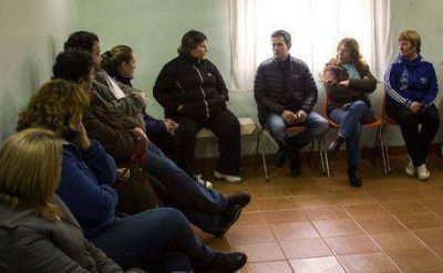 Gonz�lez Hueso se reuni� con adjudicatarios de los Barrio Qu�micos y vecinos del Ituzaing�