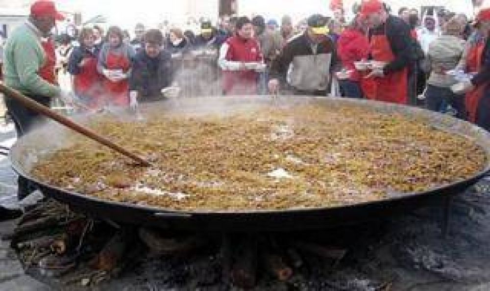 La Plata quiere llegar al Guinnes: Cocinan el arroz con pollo ms grande del mundo
