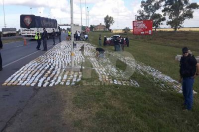 Secuestraron m�s de dos toneladas de marihuana a la altura de la Autopista Santa Fe - Rosario