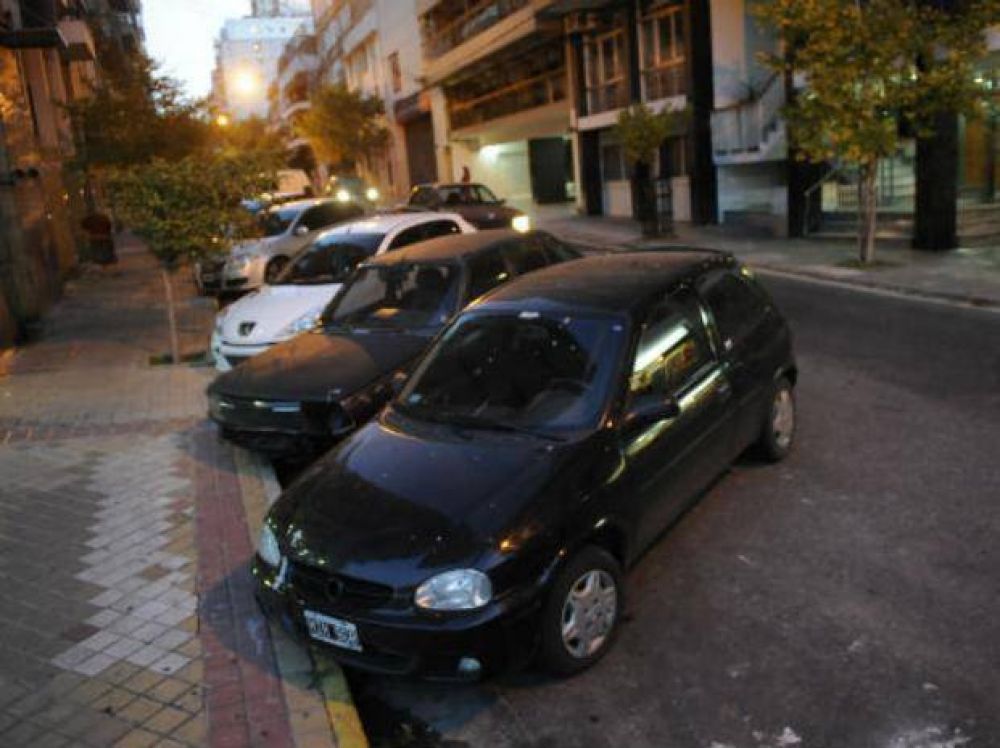 El municipio busca eliminar el estacionamiento a 45 grados en cuadras conflictivas