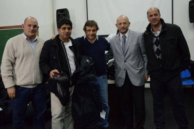 Entregan material a instituciones del Torneo de F�tbol Barrial  Leer mas: http://www.puntonoticias.com/entregan-material-instituciones-del-torneo-de-futbol-barrial/#ixzz343hlKUaI  Follow us: @Puntonoticias on Twitter | Puntonoticiasmdq on Facebook