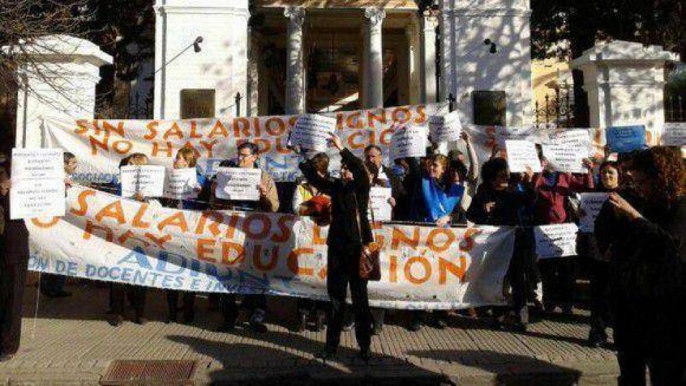 Docentes universitarios cumplen un paro por tiempo indeterminado