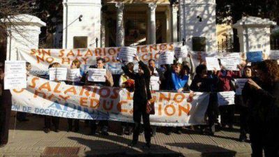 Docentes universitarios cumplen un paro por tiempo indeterminado