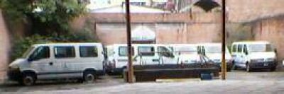 �Y esto?: Combis 0 Km del gobierno para discapacitados, abandonadas desde hace meses en una guarder�a