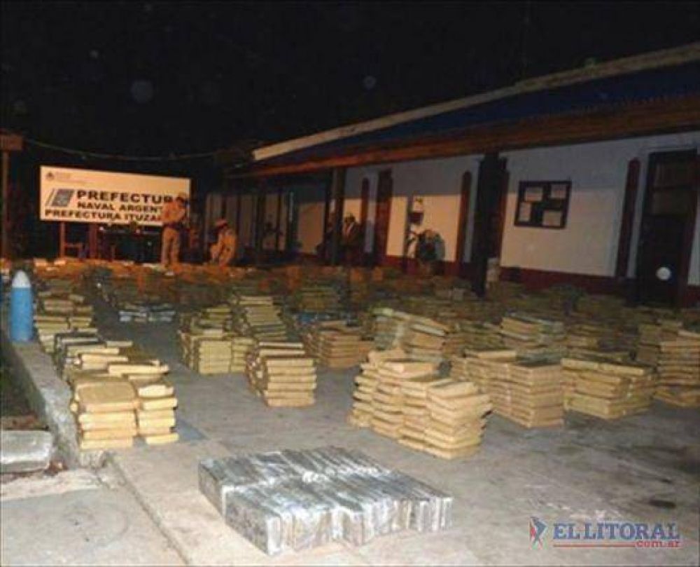 Decomisan unos 3.600 kilos de marihuana en el Lago Yacyret� que pretend�an ingresar al pais