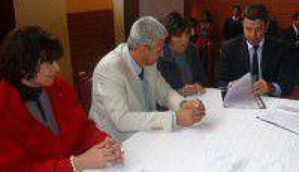J�venes y adultos podr�n finalizar estudios primarios y secundarios