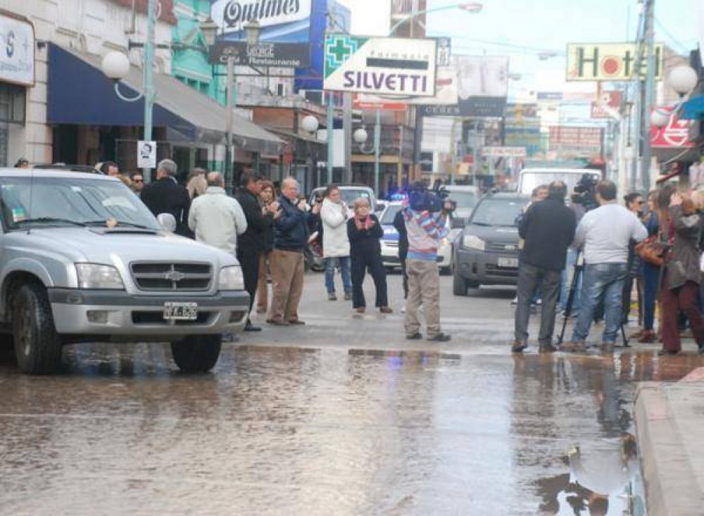 Comerciantes cortaron calles del centro por seguridad