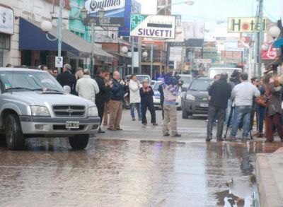 Comerciantes cortaron calles del centro por seguridad