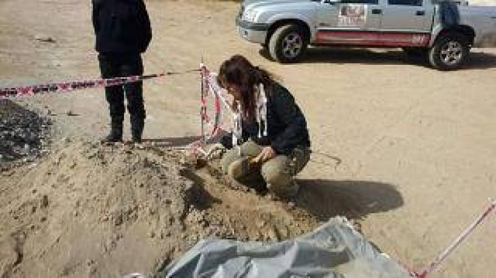 Restos �seos humanos fueron rescatados por la direcci�n de Antropolog�a de la povincia en inmediaciones de la plaza principal San Jos�, de Santa Mar�a. 