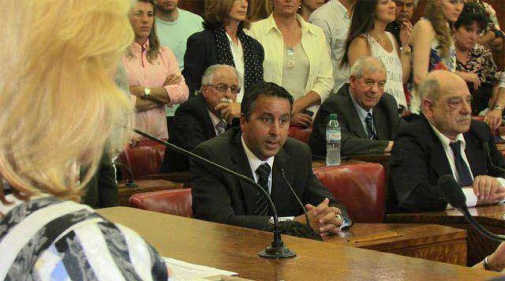 Azcona: �Hay un pacto entre AM y la UCR para que Baragiola tenga una salida elegante despu�s del Mundial�