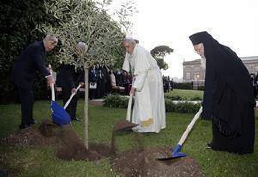El Papa rez� con Peres y Abbas y pidi� que sea el 