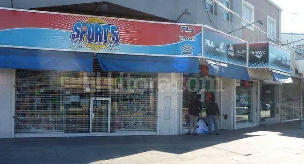 Asaltados delante de clientes y ni�os