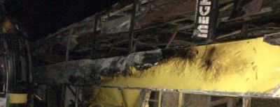 Quemaron 20 colectivos en el l�mite entre Rosario y P�rez