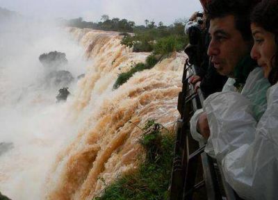 Cierran paseos en Cataratas ante inminente crecida del Iguaz�