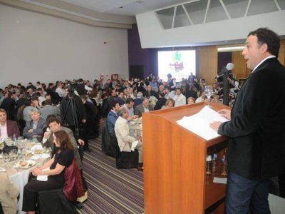 Picante discurso de los vi�ateros puso en aprietos al gobernador