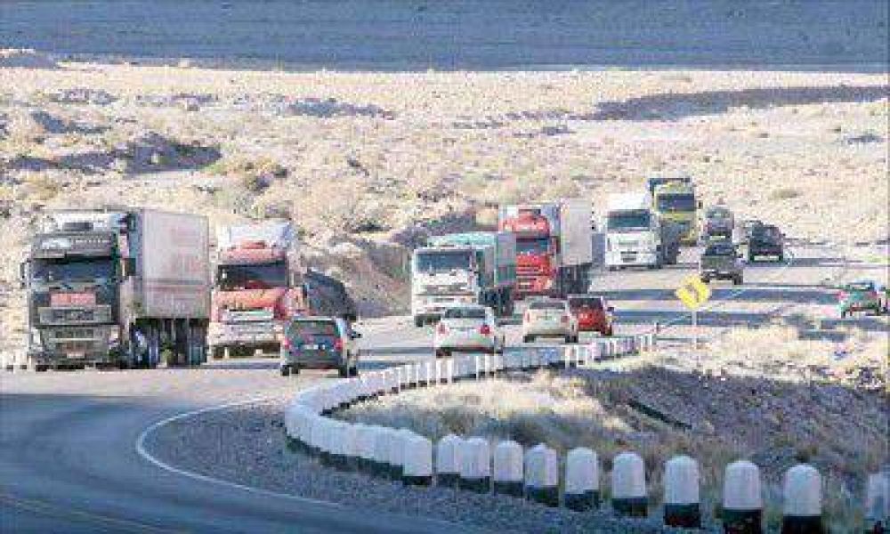 Unos 5.500 camiones est�n varados por el cierre total del paso a Chile