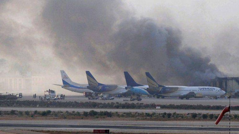 Pakist�n: un grupo talib�n atac� el principal aeropuerto y provoc� al menos 30 muertos
