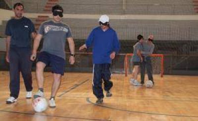 Por primera vez, forman un equipo de ciegos para competir en f�tbol
