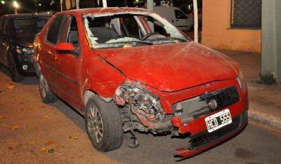 Un hombre muri� al chocar y volcar en su auto en pleno centro