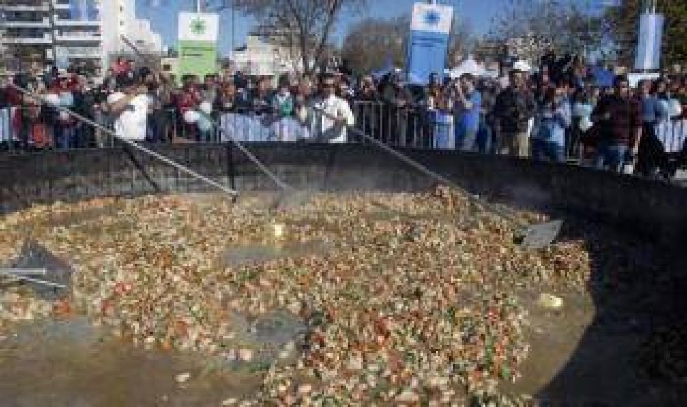 Arroz con pollo r�cord Guinness en La Plata: Recaudaron $250 mil para Hospital de Ni�os
