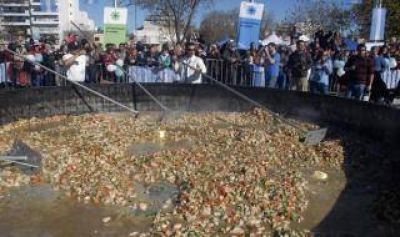 Arroz con pollo r�cord Guinness en La Plata: Recaudaron $250 mil para Hospital de Ni�os