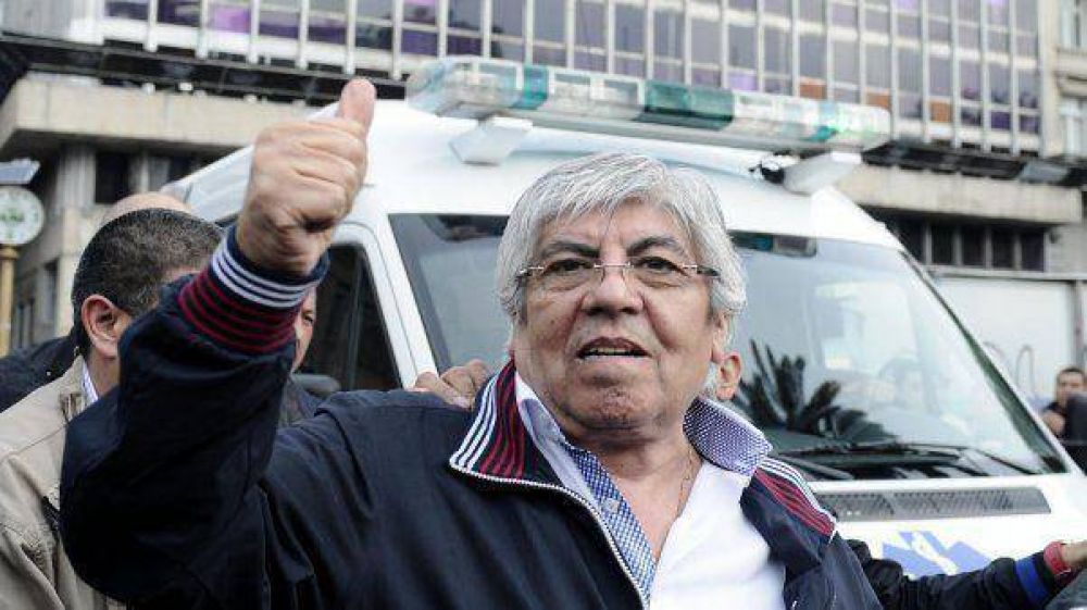 Moyano se cruz� con los hinchas del Rojo y explot�