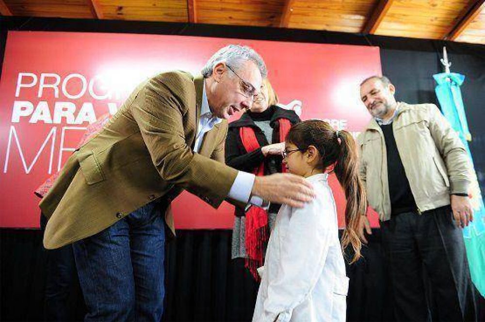 Zamora encabez� una nueva entrega de anteojos para los chicos de Tigre