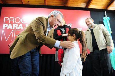 Zamora encabez� una nueva entrega de anteojos para los chicos de Tigre