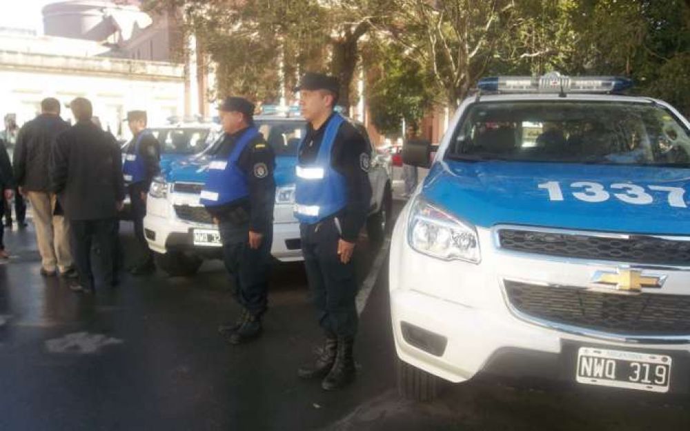 La Departamental recibi� cinco nuevas camionetas