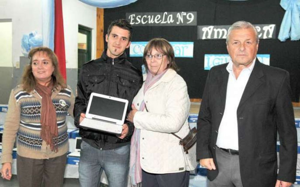Los estudiantes de 1� a�o tienen sus propias netbooks