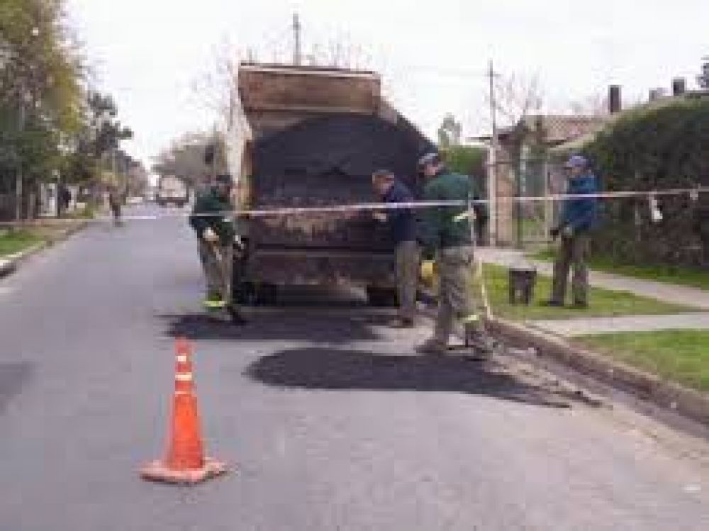 Inician un importante plan de bacheo de calles en la ciudad