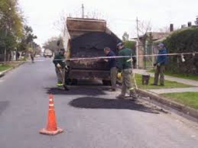 Inician un importante plan de bacheo de calles en la ciudad
