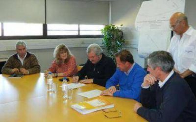 Obras Sanitarias firm� contrato para ampliar obra cloacal en el Parque Industrial 