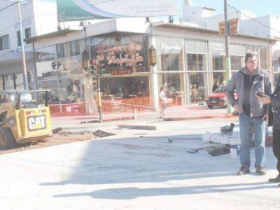 Sigue la reparaci�n de Avenida 12 de Octubre