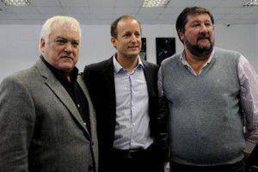 Junto a funcionarios de Z�rate y Baradero, Mart�n recorri� el CPU