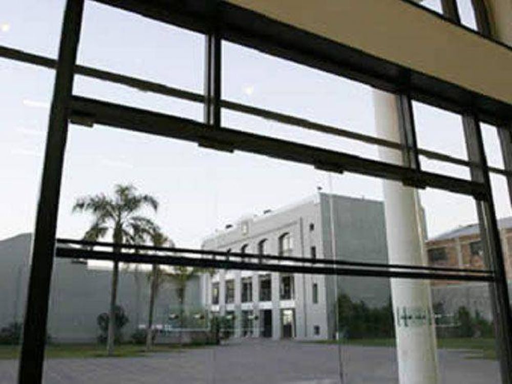 Conmoci�n en la Universidad Champagnat: una mujer muri� al arrojarse desde el cuarto piso