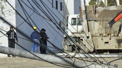 Cami�n derrib� palmas de energ�a y dej� sin luz al barrio Industrial