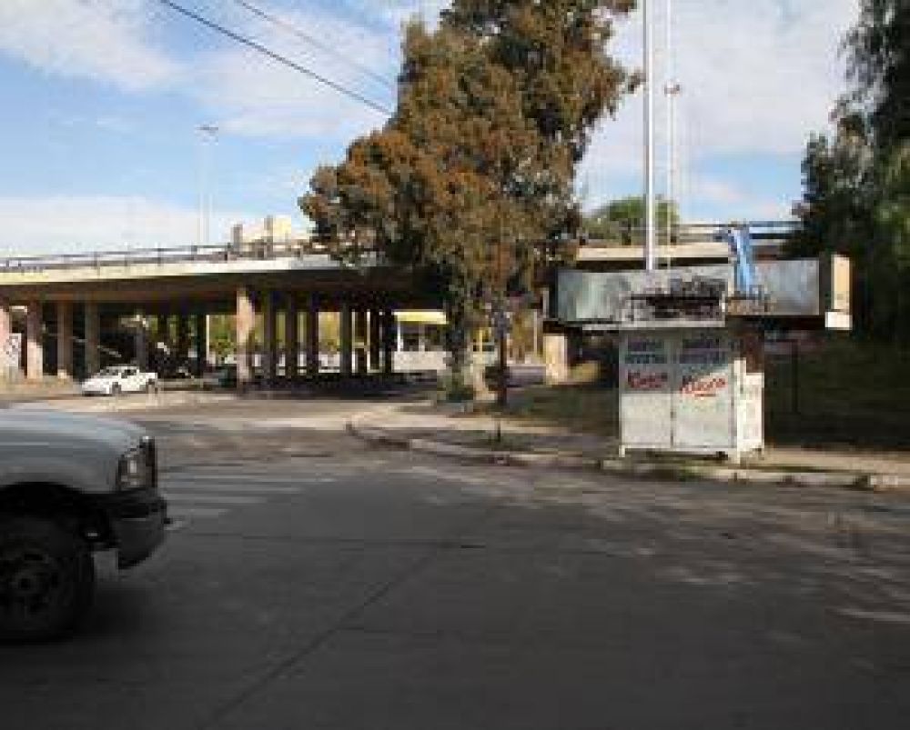 Ordenan la reposici�n del puesto del canillita echado