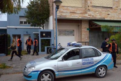 Roca: mujer polic�a recibi� un disparo en el abdomen
