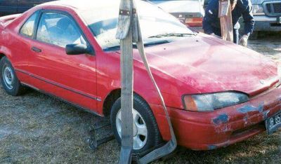Secuestran un auto robado, armas y notebooks de un taller mec�nico