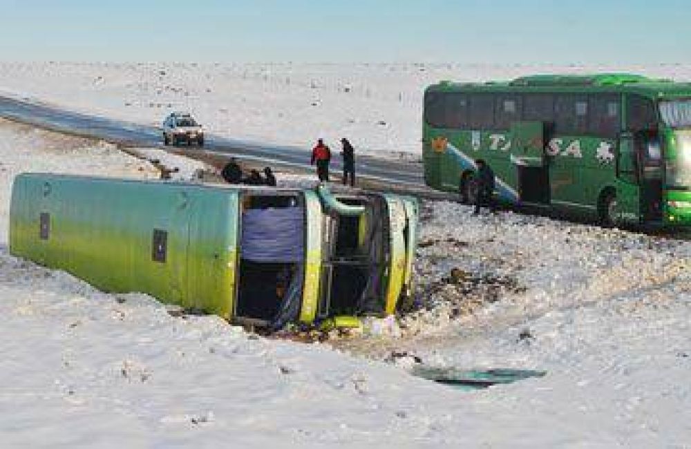 Un pasajero grave y otros cinco en observaci�n al volcar colectivo