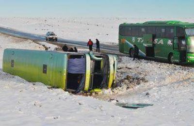 Un pasajero grave y otros cinco en observaci�n al volcar colectivo