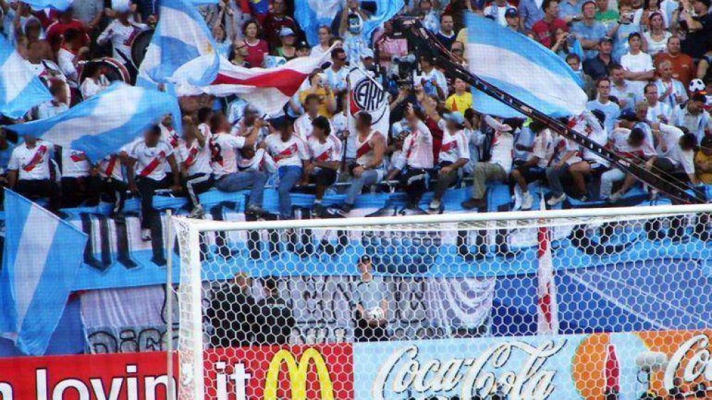 Deportaron a otro barrabrava argentino a dos d�as del Mundial