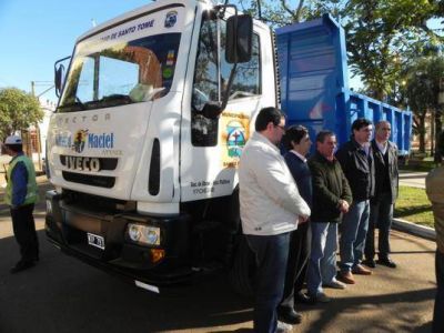 Giraud presentó un camión 0km para Obras y Servicios Públicos