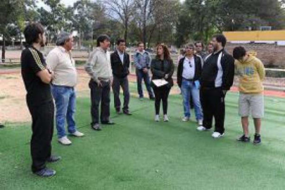 Avanza la construcci�n del c�sped sint�tico en el CUNE