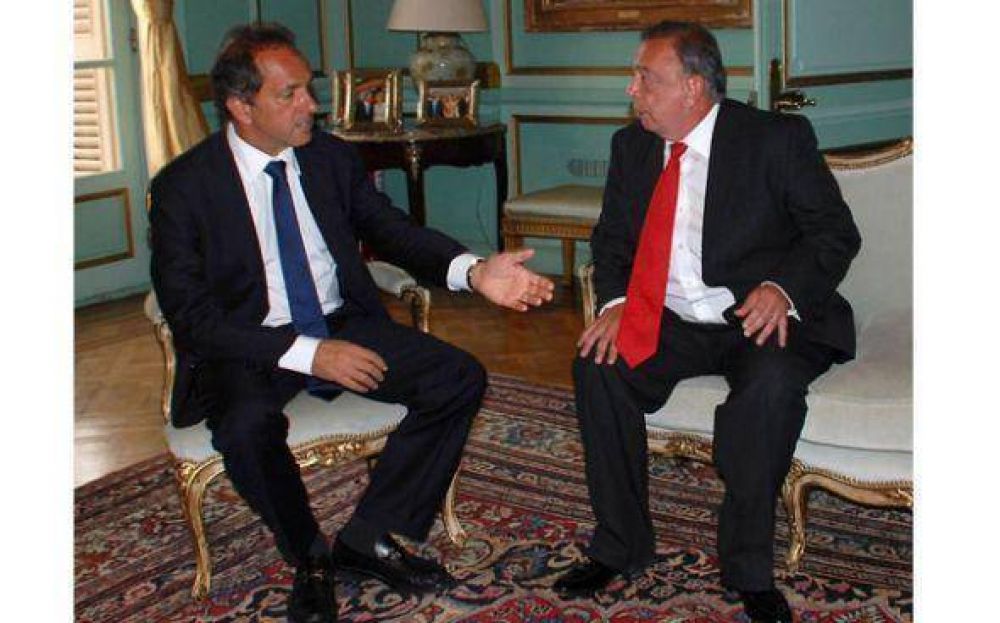 Scioli sale a mostrar la cantidad de dinero que Provincia le gira a Pilar