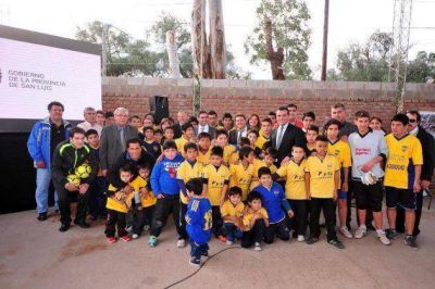 El Gobierno entreg� un aporte al Club Defensores del Oeste