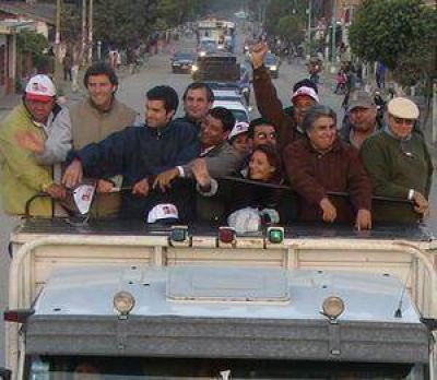 Una caravana interminable acompa�o a Fernando Yarade y Urtubey en Oran. 